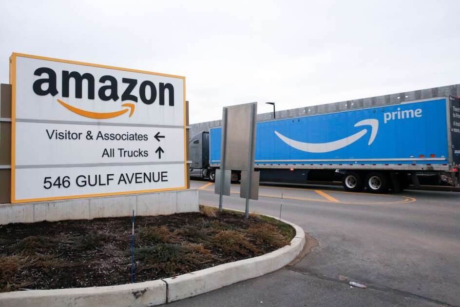 Un camión de Amazon Prime pasa junto a un letrero afuera de un centro logístico de Amazon en Staten Island, Nueva York, el 19 de marzo de 2020. La Universidad de Iowa está investigando formas en que las empresas pueden mejorar la eficiencia de las entregas de paquetes en la “última milla” antes un paquete llega a los consumidores. (Prensa asociada) 