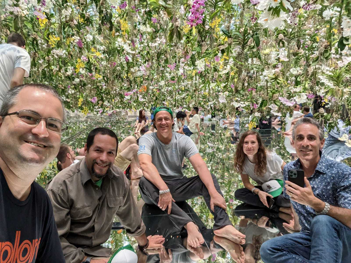 Mire a estas amables personas en la exhibición de orquídeas colgantes de TeamLabs Tokio