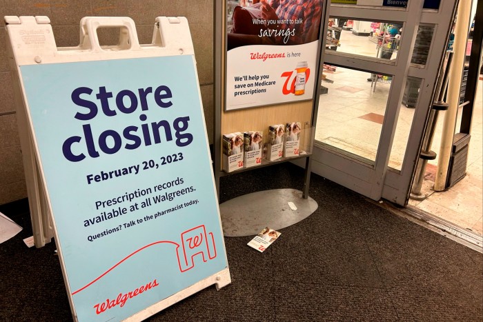 Un cartel en la entrada de un Walgreens en Queens, Nueva York, anuncia la fecha de cierre de la tienda.