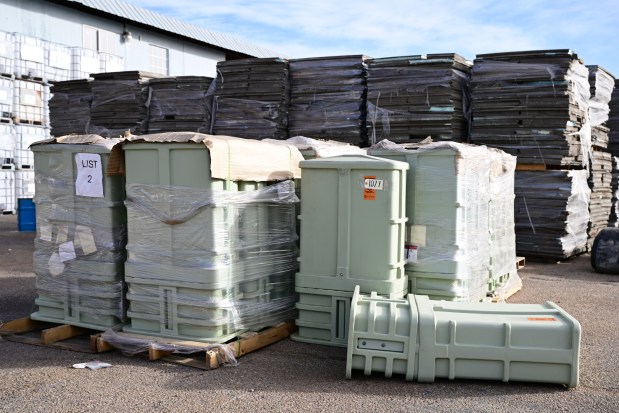 Cajas eléctricas retiradas en RePurposed Materials en Lafayette, Colorado, el jueves 21 de noviembre de 2024. Damon Carson tiene un negocio que reutiliza materiales desechados de todo tipo de industrias. (Foto de Hyoung Chang/The Denver Post)