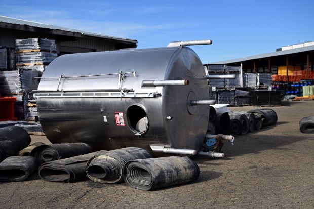 Un tanque retirado y materiales industriales en RePurposed Materials en Lafayette, Colorado, el jueves 21 de noviembre de 2024. Damon Carson tiene una empresa que reutiliza materiales desechados de todo tipo de industrias. (Foto de Hyoung Chang/The Denver Post)