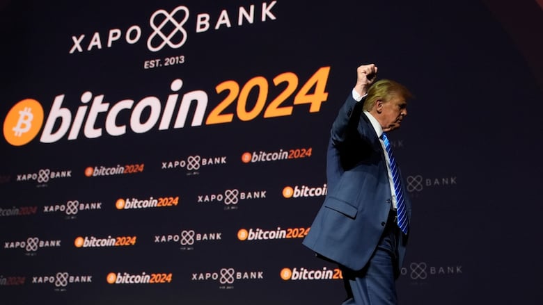 Un hombre levanta el puño mientras sale del escenario. La foto está tomada ligeramente desde abajo, y el "bitcoin 2024" Las letras sobre el fondo negro detrás del hombre están inclinadas. 