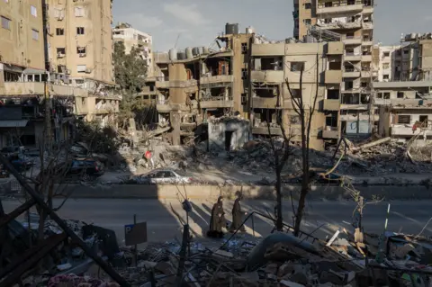 BBC Una calle comercial principal en el sur de Beirut, gran parte de la cual ha sido destruida por los ataques aéreos israelíes.