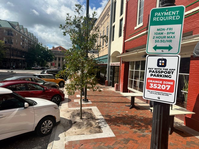 En agosto se muestran autos estacionados a lo largo de Southeast First en el centro de Gainesville.