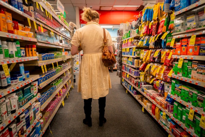 Una mujer hace cola en una farmacia CVS Health en Nueva York