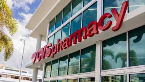 Una farmacia CVS en Miami, Florida, con su logotipo rojo contra un fondo de cielo azul claro.