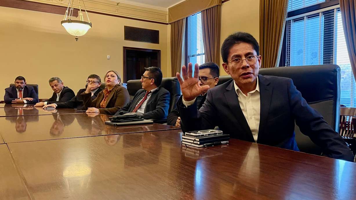 Miguel Quispe (derecha), un empresario peruano, durante una visita al Capitolio estatal en Salt Lake City con otros funcionarios gubernamentales y empresariales peruanos el martes. Están en una misión comercial a Utah.