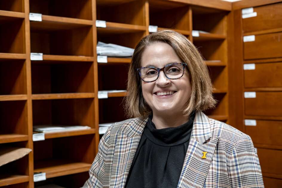 Ann Campbell, profesora de la Universidad de Iowa, se prepara para un retrato el 6 de diciembre en la sala de correo del UI Pappajohn Business Building en Iowa City. Campbell, que investiga la productividad manufacturera, y sus estudiantes están explorando formas de aumentar la eficiencia en la “última milla” de la entrega de paquetes a los consumidores. (Nick Rohlman/La Gaceta)