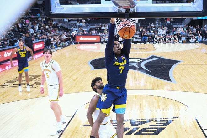 El guardia de Marquette Golden Eagles, Zaide Lowery (7), encesta el balón contra los Providence Friars durante la segunda mitad en Amica Mutual Pavilion el martes.