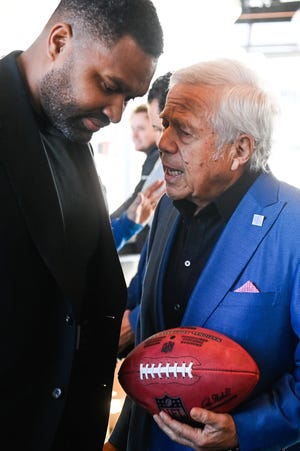 El propietario de los Patriots, Robert Kraft, a la derecha, habla con Jerod Mayo durante una conferencia de prensa el 17 de enero en la que Mayo fue presentado como entrenador en jefe.