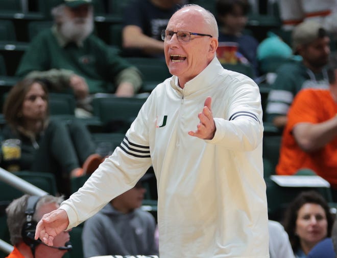 El entrenador en jefe de Miami (Florida), Jim Larranaga, reacciona desde la banda contra Mount St. Mary's.