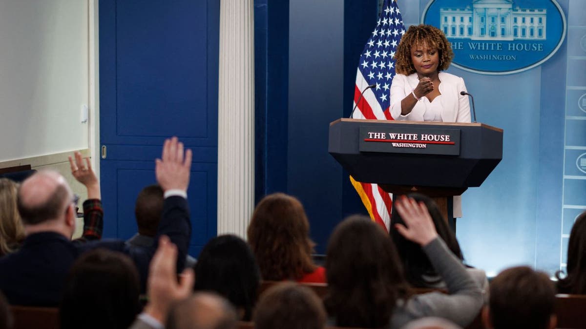 La secretaria de prensa de la Casa Blanca, Karine Jean-Pierre, habla durante la rueda de prensa diaria.