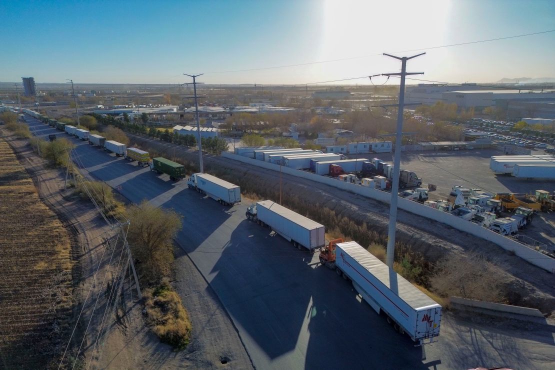 Remolques de tractores esperan en fila en el puerto de entrada del Puente Internacional Ysleta-Zaragoza en la frontera entre Estados Unidos y México en Juárez, estado de Chihuahua, México, el 20 de diciembre de 2024.