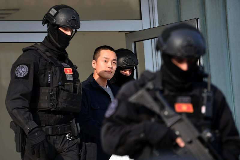 Agentes de policía escoltan al criptomagnate surcoreano Do Kwon (C) a un centro de detención para extranjeros en espera de su extradición, en Podgorica, Montenegro, en marzo. Foto de archivo de Boris Pejovic/EPA-EFE