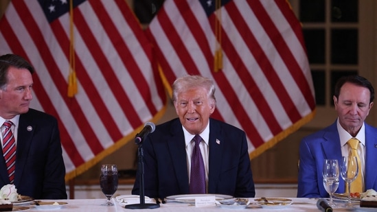 El presidente electo de Estados Unidos, Donald Trump, habla durante una reunión con gobernadores republicanos en el Mar-a-Lago Club el 9 de enero de 2025 en Palm Beach, Florida. Trump prestará juramento como el 47º presidente de los Estados Unidos el 20 de enero, lo que lo convertirá en el único presidente, además de Grover Cleveland, en cumplir dos mandatos no consecutivos. (Scott Olson/Getty Images vía AFP)