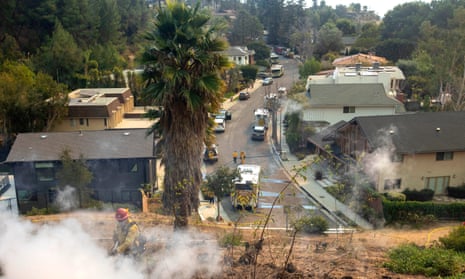 Los bomberos abordan incendios en el vecindario de Mandeville Canyon en el área de Brentwood de Los Ángeles durante el incendio de Palisades.