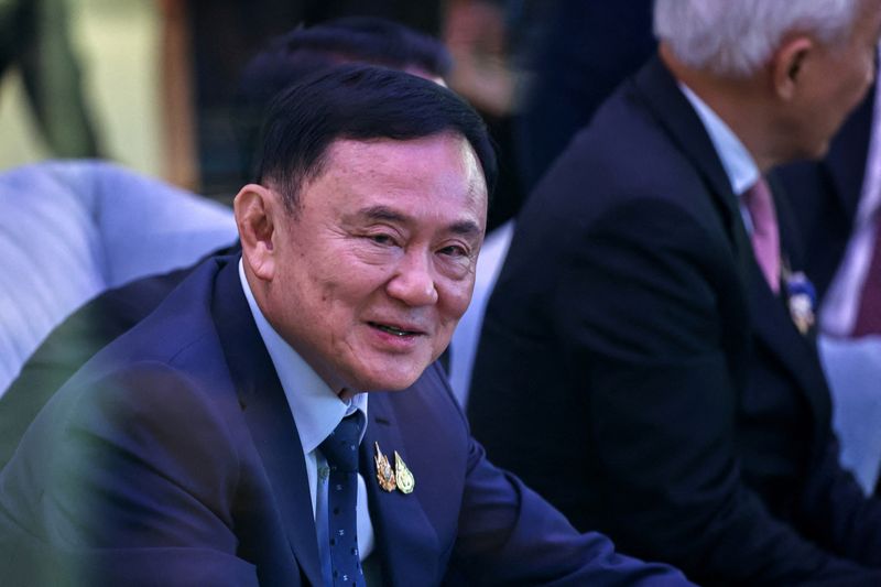 © Reuters. FOTO DE ARCHIVO: El ex primer ministro tailandés Thaksin Shinawatra habla con empresarios antes de la 