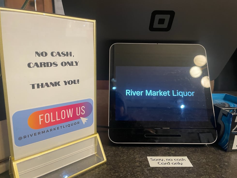 River Market Liquor en Kansas City, Missouri, es un negocio que no utiliza efectivo.